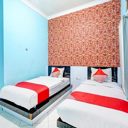 Oyo 3710 Izzi Hotel Lamongan Exterior photo